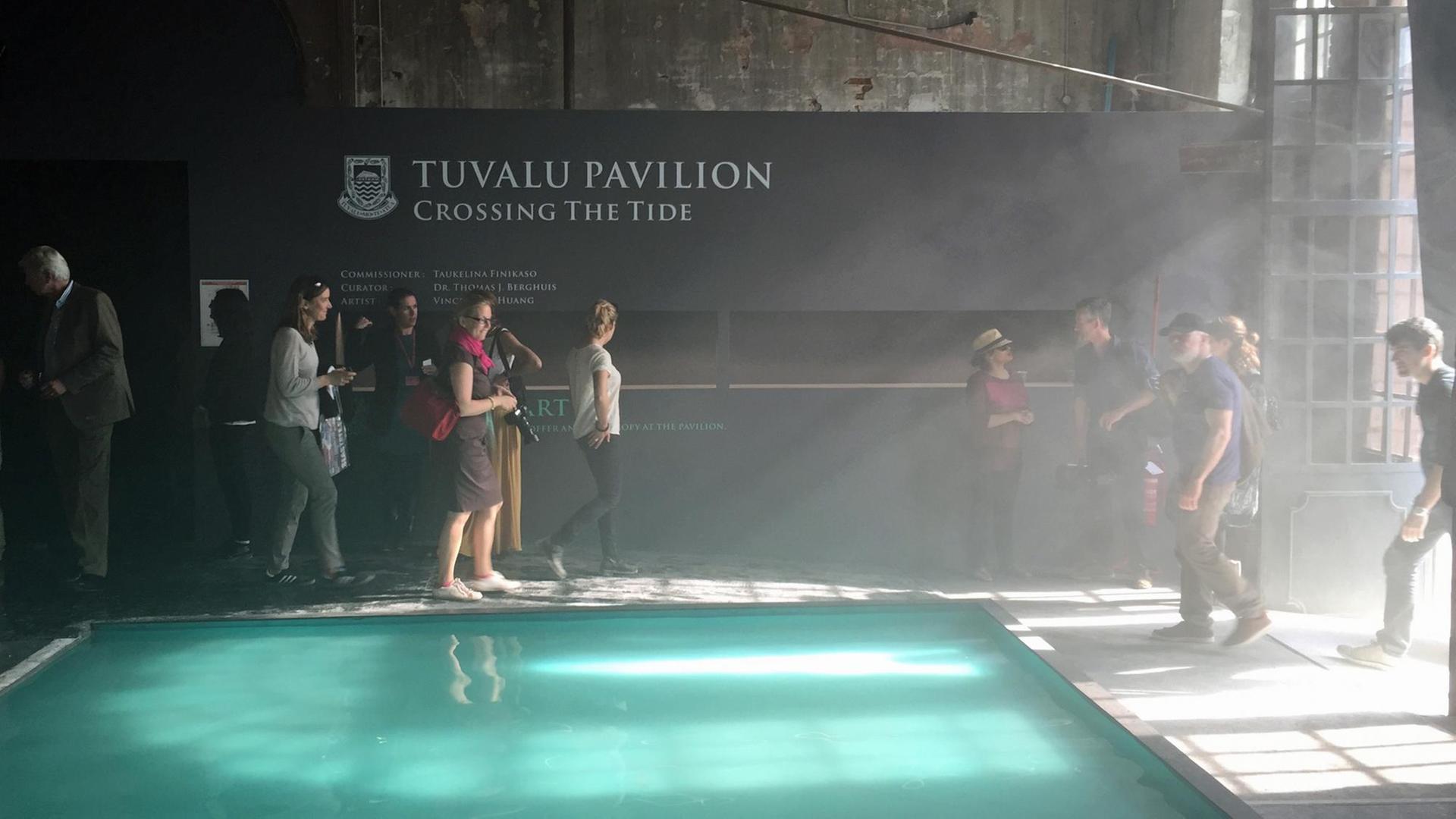 Der Künstler Vincent Huang vertritt Tuvalu auf der Biennale und hat ein beeindruckendes Bild vom untergehenden Inselstaat geschaffen. Der Künstler Vincent Huang vertritt Tuvalu auf der Biennale und hat ein beeindruckendes Bild vom untergehenden Inselstaat geschaffen.