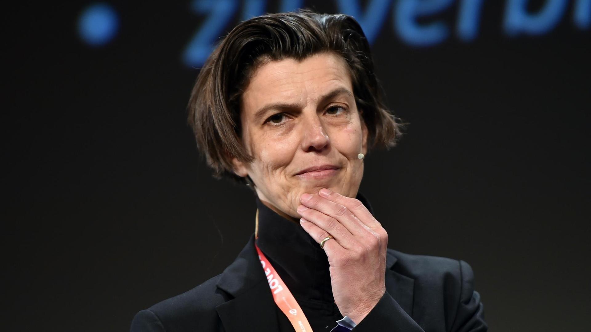 Als Publizistin und Philosophin wird Carolin Emcke für Podien, Reden und Diskussionsrunden angefragt, wie hier auf der re:publica 2017. Als Publizistin und Philosophin wird Carolin Emcke für Podien, Reden und Diskussionsrunden angefragt, wie hier auf der re:publica 2017.