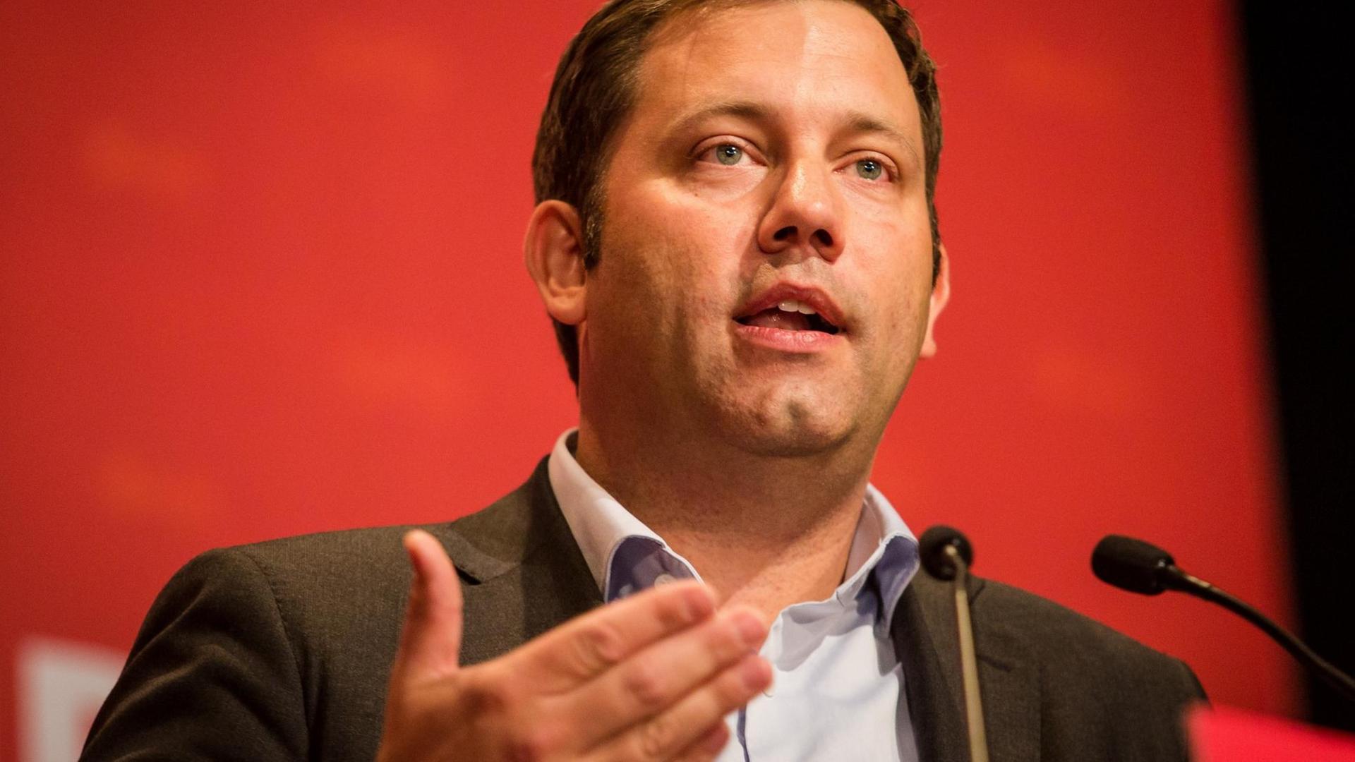 SPD-Generalsekretär Lars Klingbeil sprechend an einem Mikrophon vor rotem Hintergrund SPD-Generalsekretär Lars Klingbeil sprechend an einem Mikrophon vor rotem Hintergrund