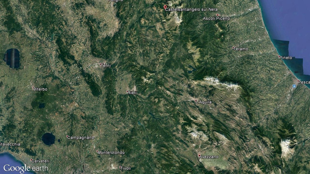 Ein Google Earth-Screenshot vom 26.10.2016 zeigt den Ort Castelsantangelo sul Nera in der Region Marken in Italien. Ein Google Earth-Screenshot vom 26.10.2016 zeigt den Ort Castelsantangelo sul Nera in der Region Marken in Italien.