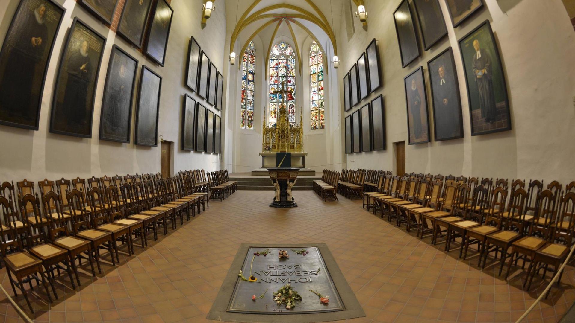 Blick mit einer Froschlinse Richtung Grab des Thomaskantors, das im Altarraum liegt und mit einer großen Bronzeplatte versehen ist. Blick mit einer Froschlinse Richtung Grab des Thomaskantors, das im Altarraum liegt und mit einer großen Bronzeplatte versehen ist.