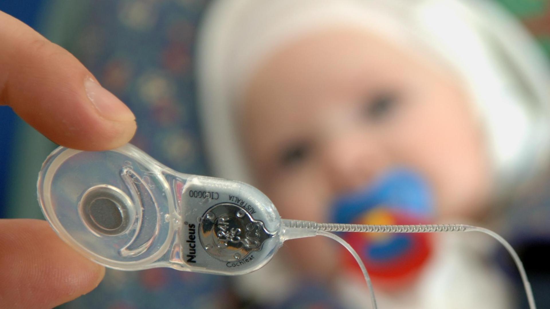 Eine Ärztin der Universitätsklinik Freiburg hält am Donnerstag (28.04.2005) in der Uni-Klinik ein so genanntes Cochlea (Gehörschnecke) - Implantat zwischen zwei Fingern. Eine Ärztin der Universitätsklinik Freiburg hält am Donnerstag (28.04.2005) in der Uni-Klinik ein so genanntes Cochlea (Gehörschnecke) - Implantat zwischen zwei Fingern.