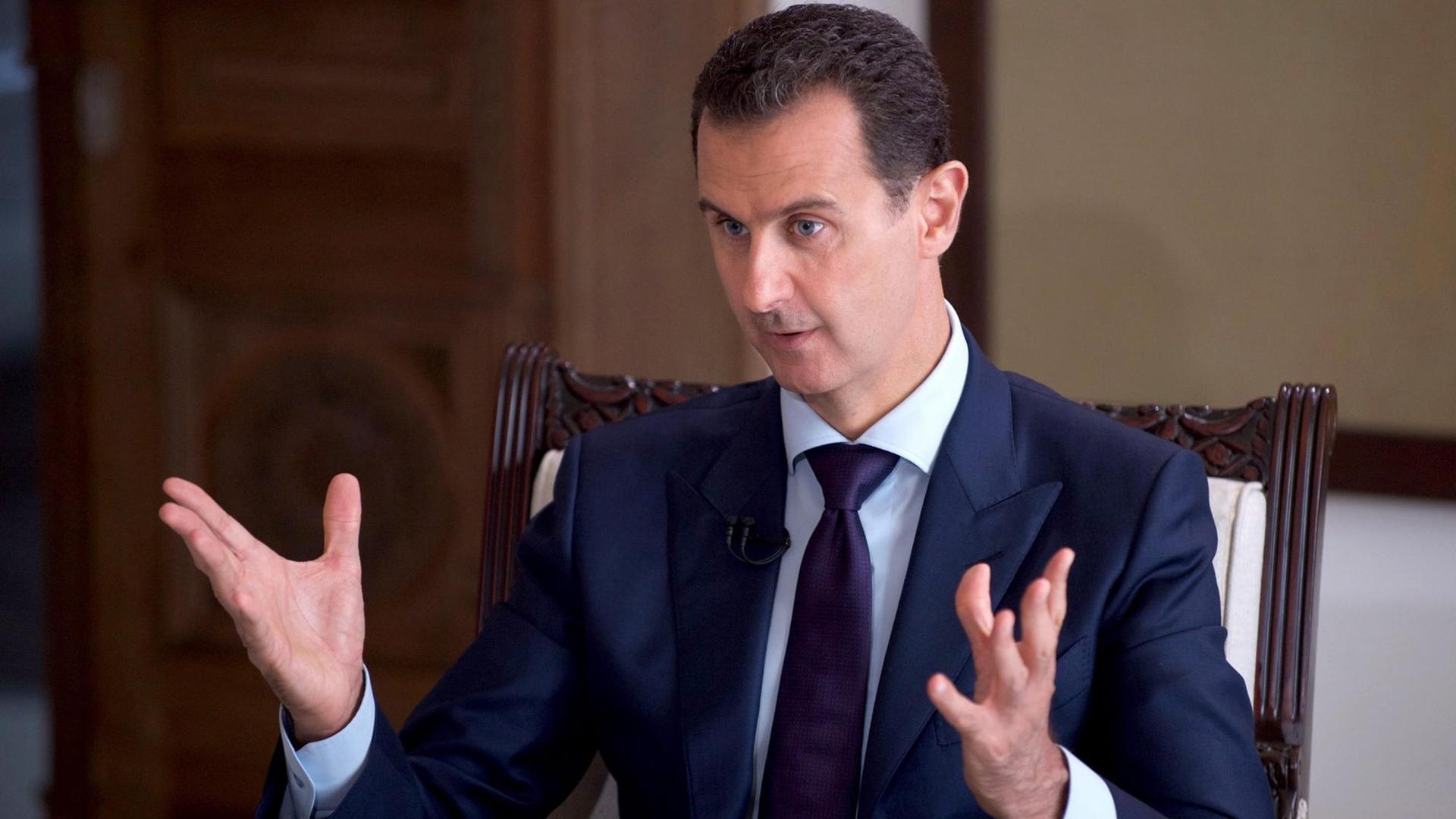 Der syrische Machthaber Baschar al-Assad während eines Interviews. Der syrische Machthaber Baschar al-Assad während eines Interviews.