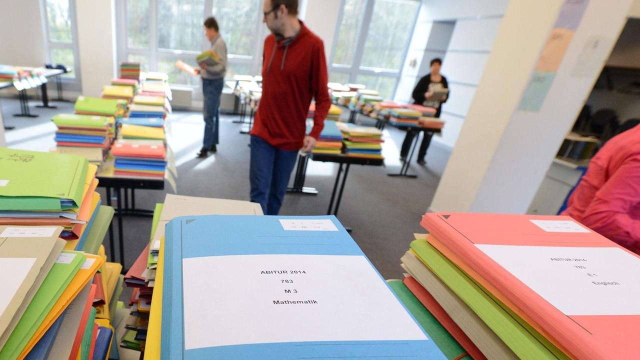 Abitur-Klausuren werden in Stuttgart im Regierungspräsidium sortiert und für die Zweitkorrektur verteilt. Abitur-Klausuren werden in Stuttgart im Regierungspräsidium sortiert und für die Zweitkorrektur verteilt.