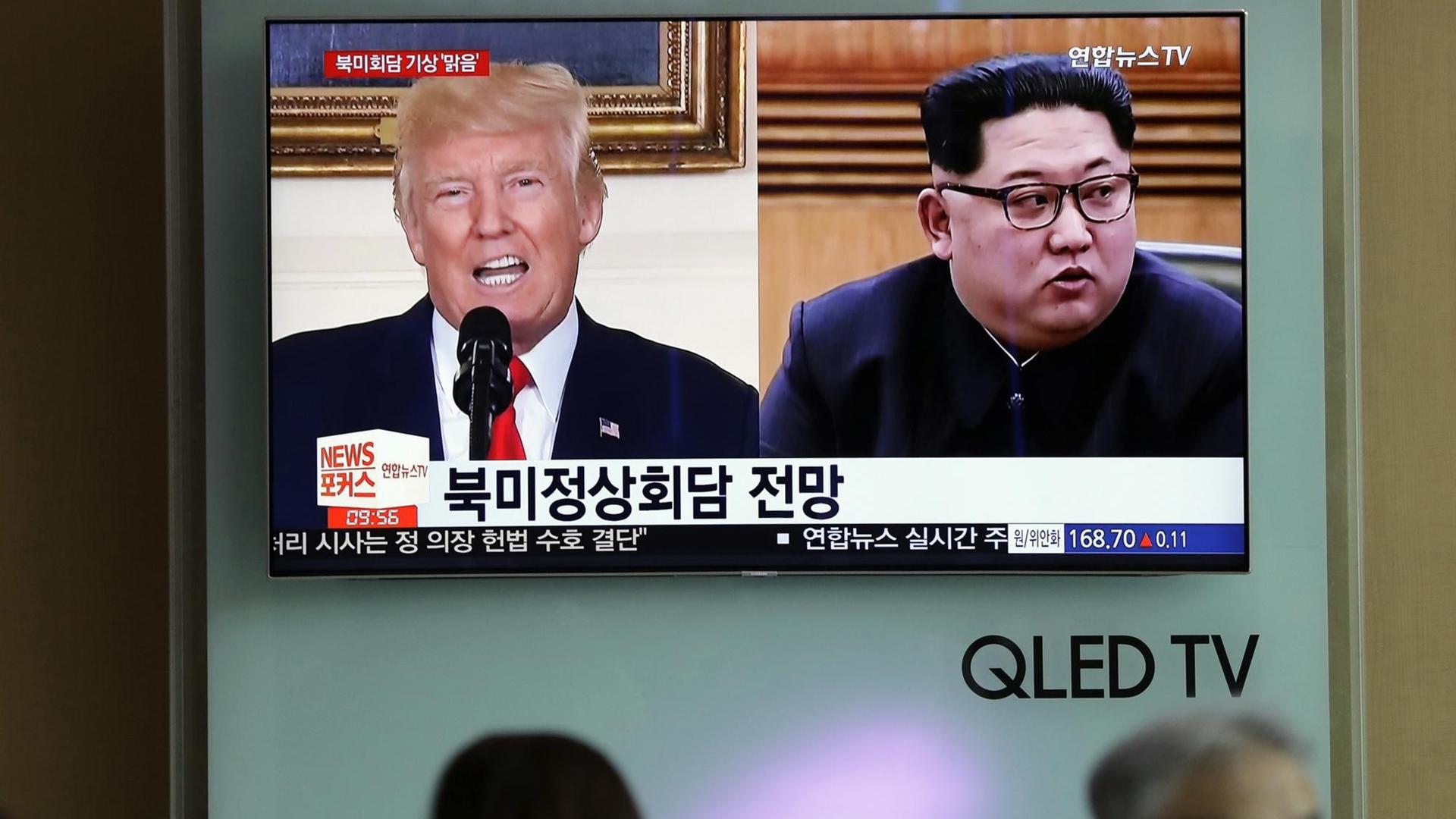 US-Präsident Trump und Nordkoreas Machthaber Kim Jong Un sind in einer Kombo auf einem Bild des südkoreanischen Fernsehens zu sehen. US-Präsident Trump und Nordkoreas Machthaber Kim Jong Un sind in einer Kombo auf einem Bild des südkoreanischen Fernsehens zu sehen.