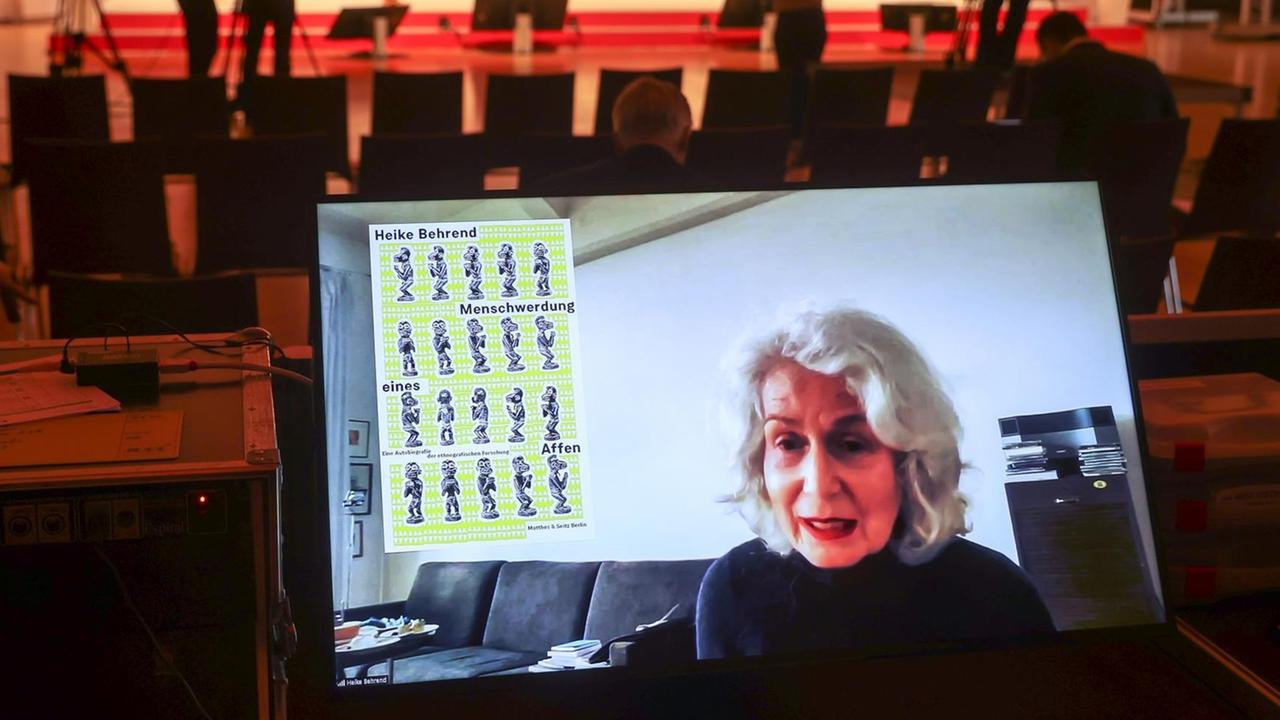 Heike Behrend, Ethnologin, spricht in einer Videokonferenz, nachdem ihr Buch "Menschwerdung eines Affen den Preis der Leipziger Buchmesse zugesprochen bekam. Heike Behrend, Ethnologin, spricht in einer Videokonferenz, nachdem ihr Buch "Menschwerdung eines Affen den Preis der Leipziger Buchmesse zugesprochen bekam.