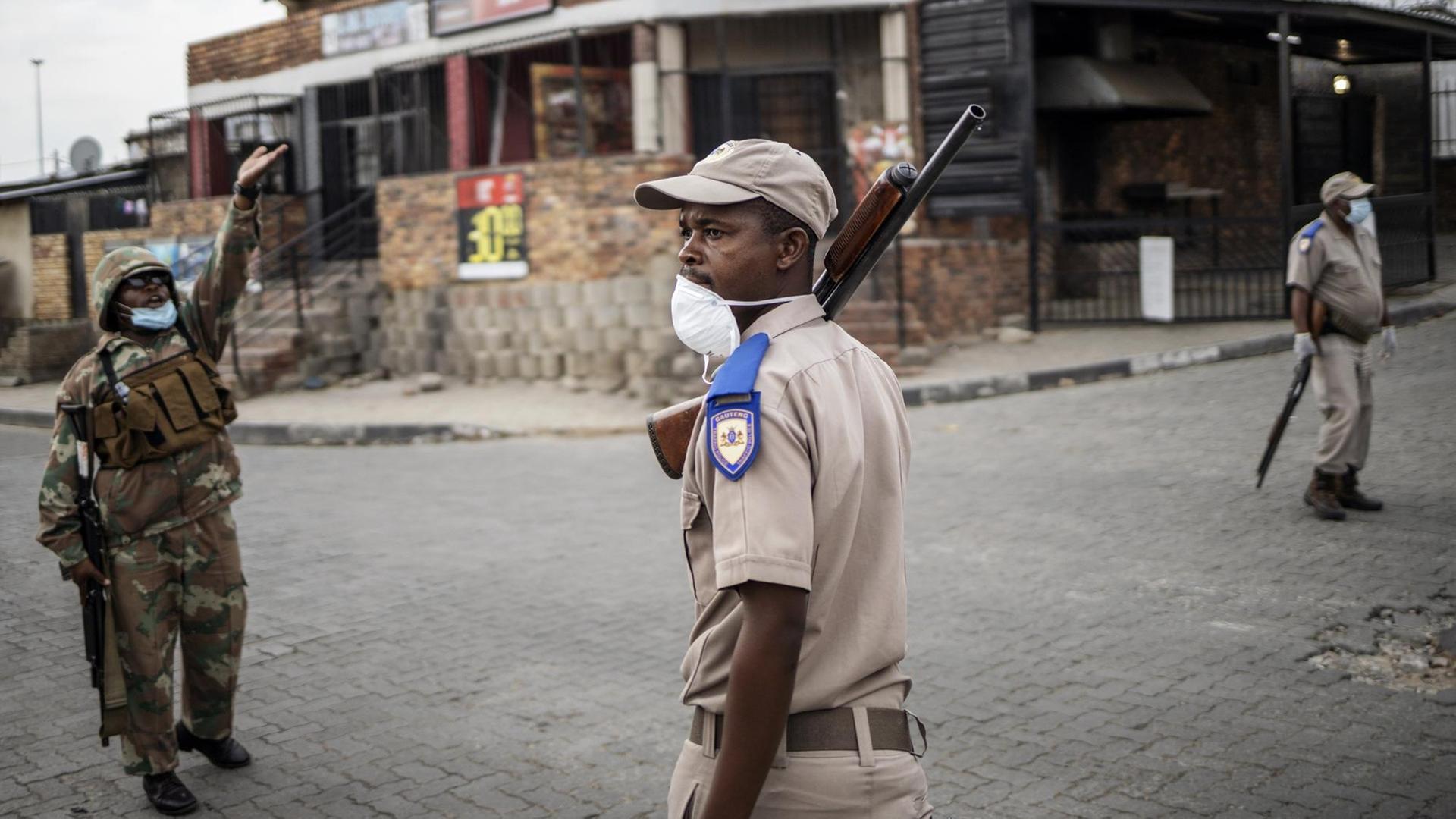 Südafrikanische Sicherheitskräfte stellen in Johannesburg eine Straßenblockade auf. Südafrikanische Sicherheitskräfte stellen in Johannesburg eine Straßenblockade auf.