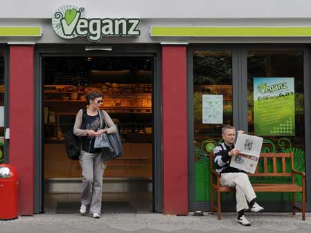 Der Eingang des ersten veganen Vollsortiment-Supermarkts Europas "Veganz" in der Schivelbeiner Straße in Berlin-Prenzlauer Berg. Der Eingang des ersten veganen Vollsortiment-Supermarkts Europas "Veganz" in der Schivelbeiner Straße in Berlin-Prenzlauer Berg.