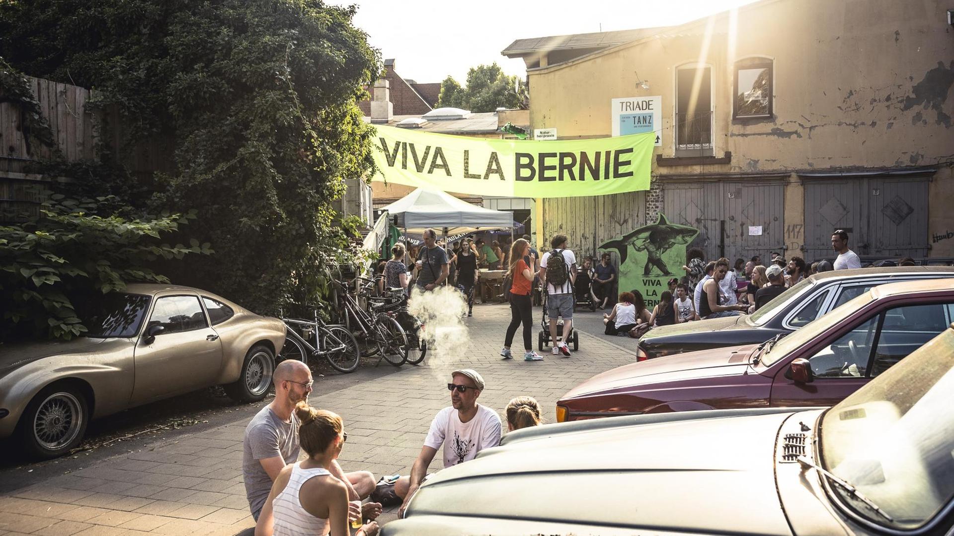 Viva la Bernie Zusammenkunft im Gegenlicht. Viva la Bernie Zusammenkunft im Gegenlicht.