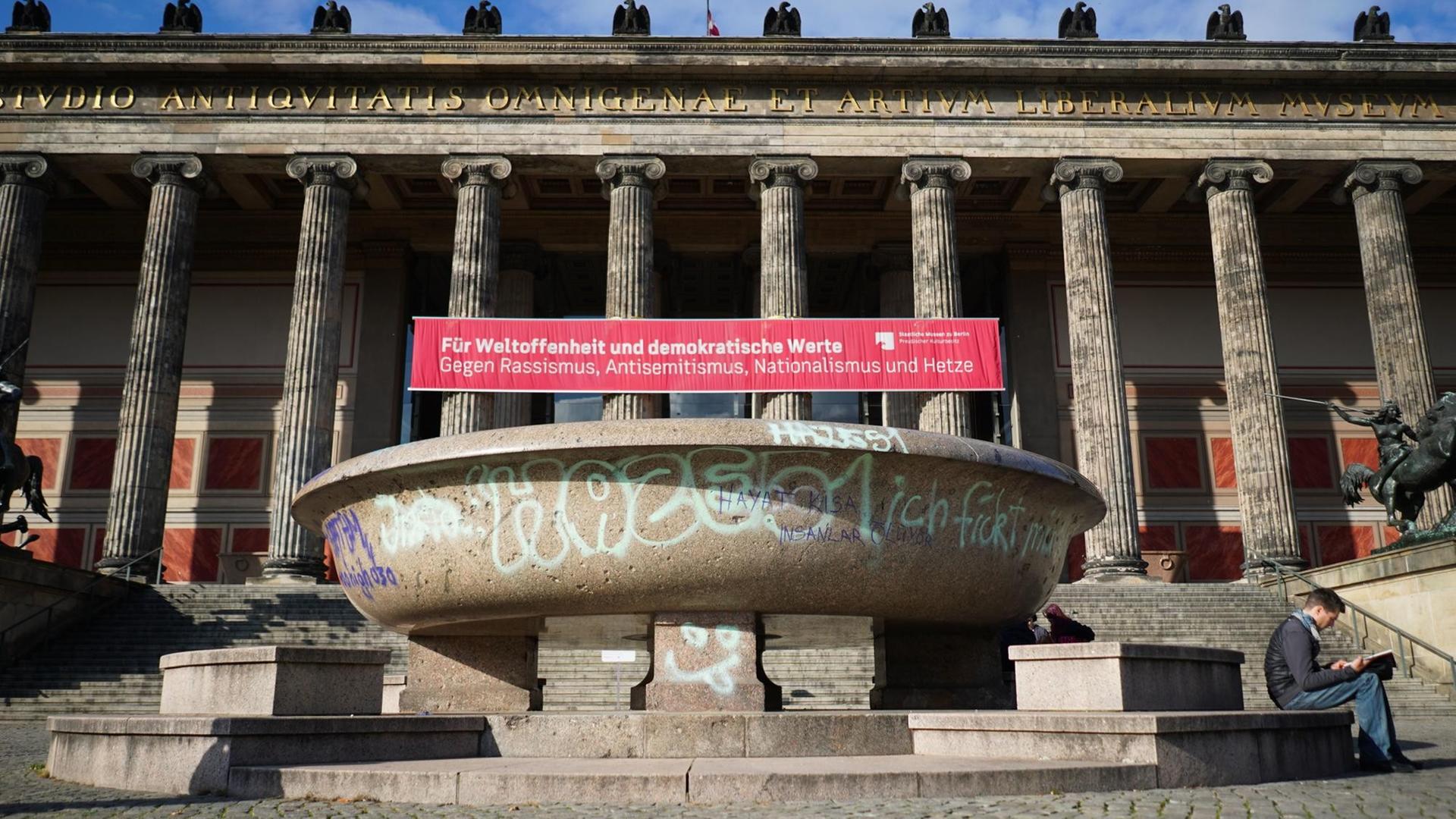 Eine großflächig beschmierte Granitschale auf der Berliner Museumsinsel.