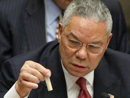 US-Außenminister Colin Powell präsentiert am 5.2.2003 vor dem Weltsicherheitsrat in New York ein Röhrchen mit weißem Pulver, das angeblich Antrax-Erreger enthält.