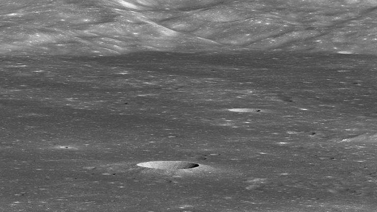 Krater und Berge in der Umgebung der Landestelle von Chang'e 4 (weiße Pfeile rechts unten) tragen nun einen Namen.