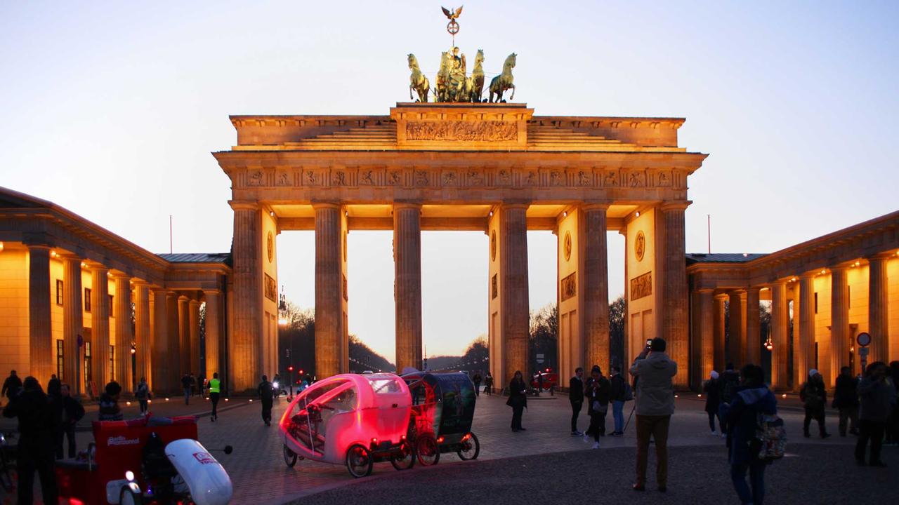 Touristen stehen am 15.02.2017 in Berlin abends am Brandenburger Tor und fotografieren. Touristen stehen am 15.02.2017 in Berlin abends am Brandenburger Tor und fotografieren.