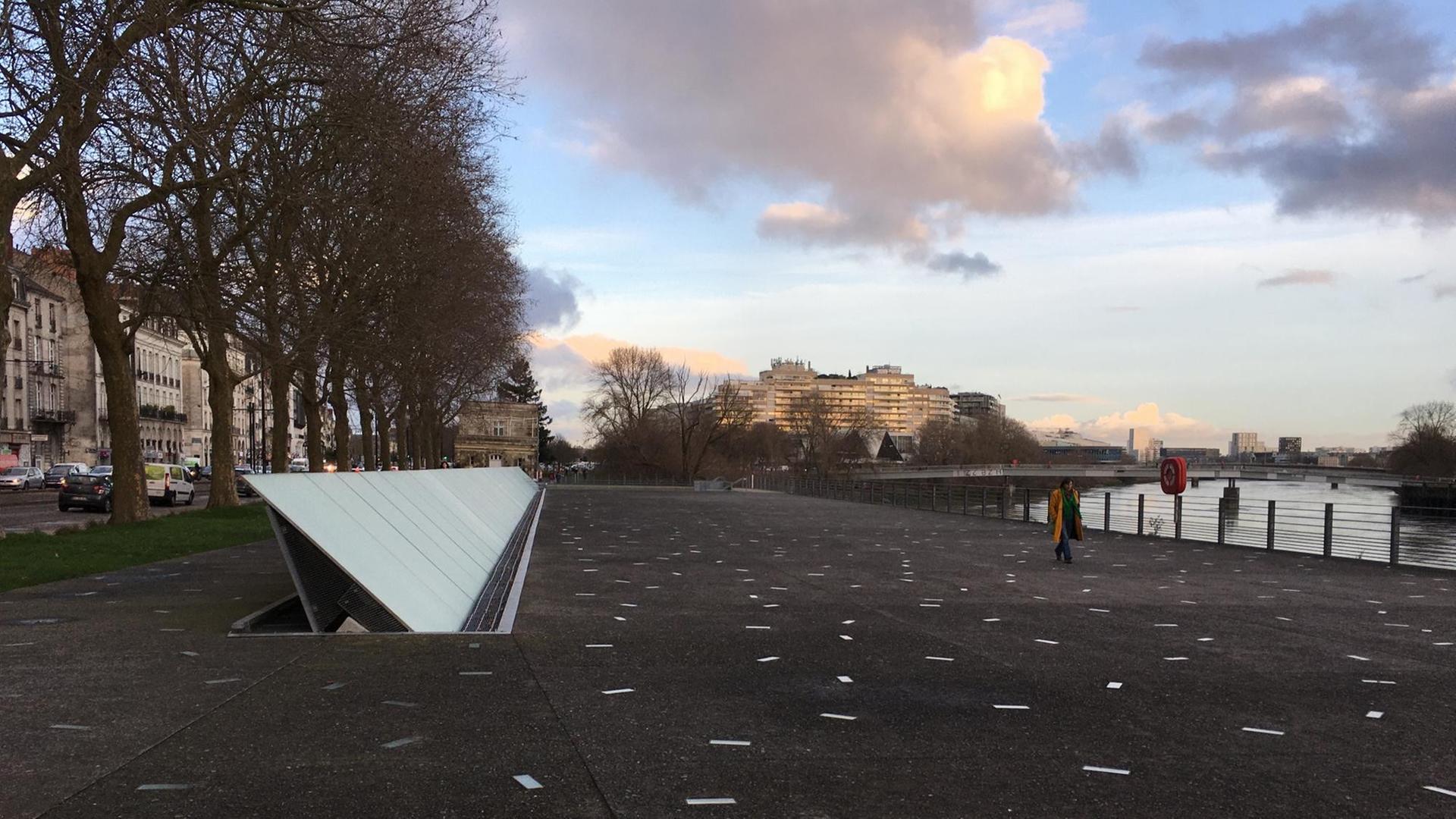 Das Bild zeigt das Mahnmal für die Sklaverei in Nantes im Sonnenuntergang. Das Bild zeigt das Mahnmal für die Sklaverei in Nantes im Sonnenuntergang.