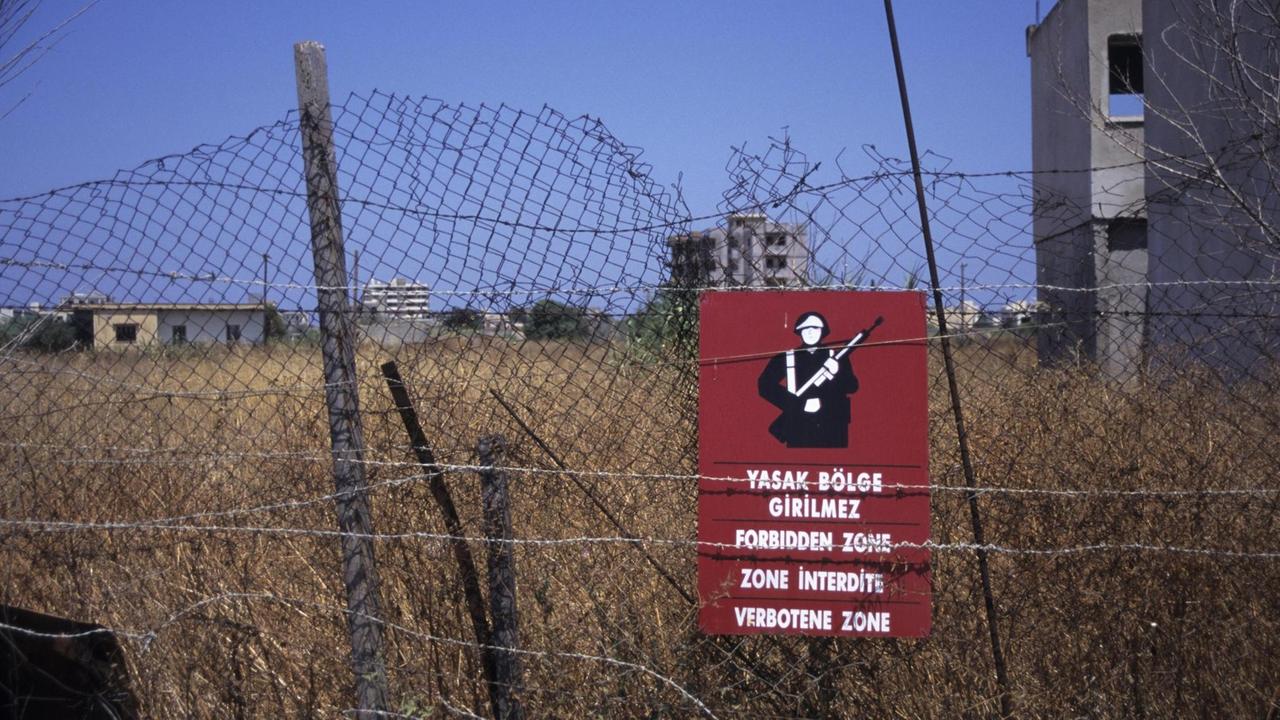 Grenzzaun mit Schild in Nordzypern