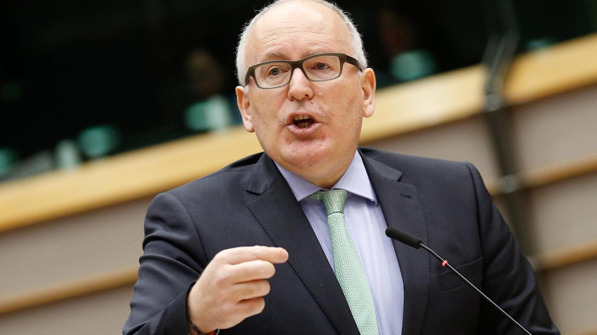 Der stellvertretende Vorsitzende der EU-Kommission, Frans Timmermans, redet im Europäischen Parlament in Brüssel. Der stellvertretende Vorsitzende der EU-Kommission, Frans Timmermans, redet im Europäischen Parlament in Brüssel.