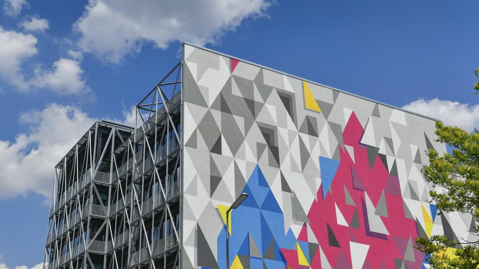 Die bunte Fassade des TAZ-Neubaus in der Friedrichstraße in Berlin Kreuzberg. Die bunte Fassade des TAZ-Neubaus in der Friedrichstraße in Berlin Kreuzberg.