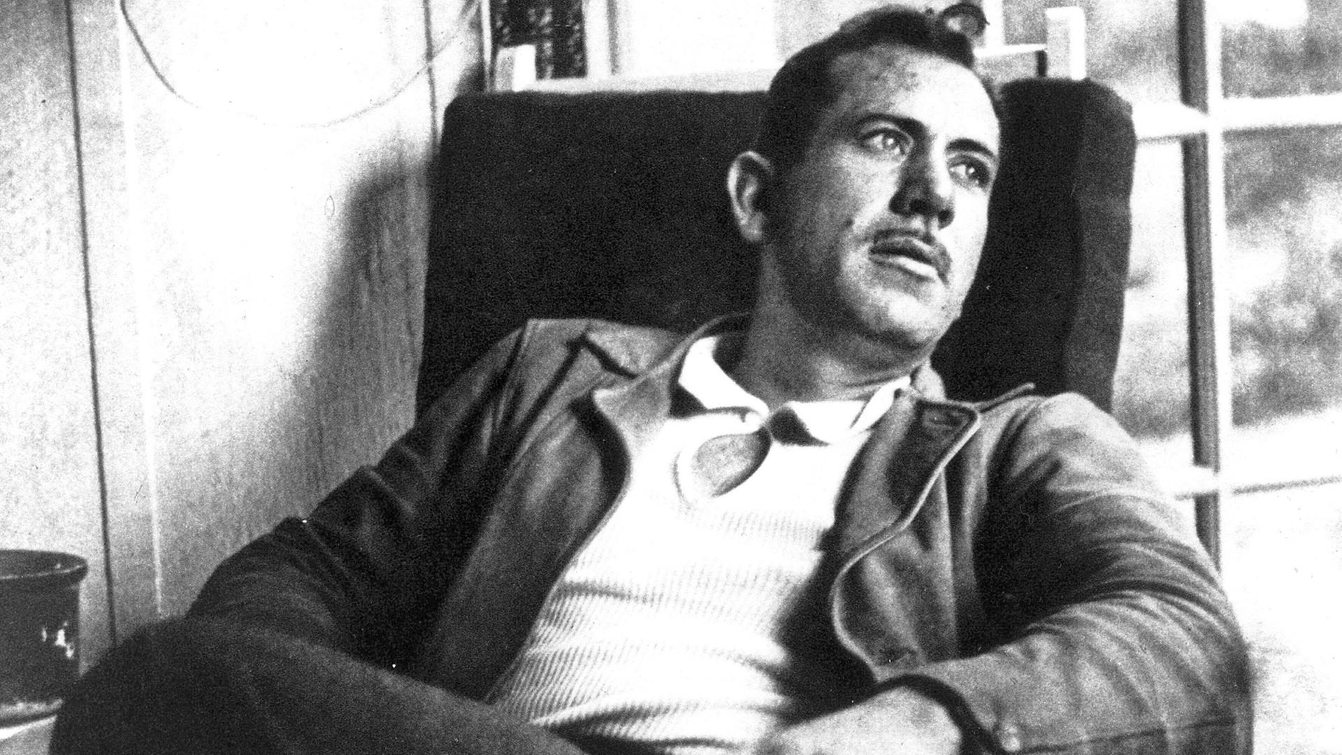 Der US-Schriftsteller und Träger des Literaturnobelpreises John Steinbeck sitzt in einem Sessel. Der US-Schriftsteller und Träger des Literaturnobelpreises John Steinbeck sitzt in einem Sessel.