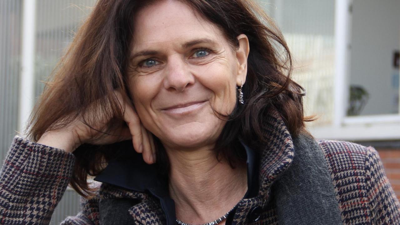 Dr. Dagmar Freist steht im Außenbereich und lächelt in die Kamera. Dr. Dagmar Freist steht im Außenbereich und lächelt in die Kamera.