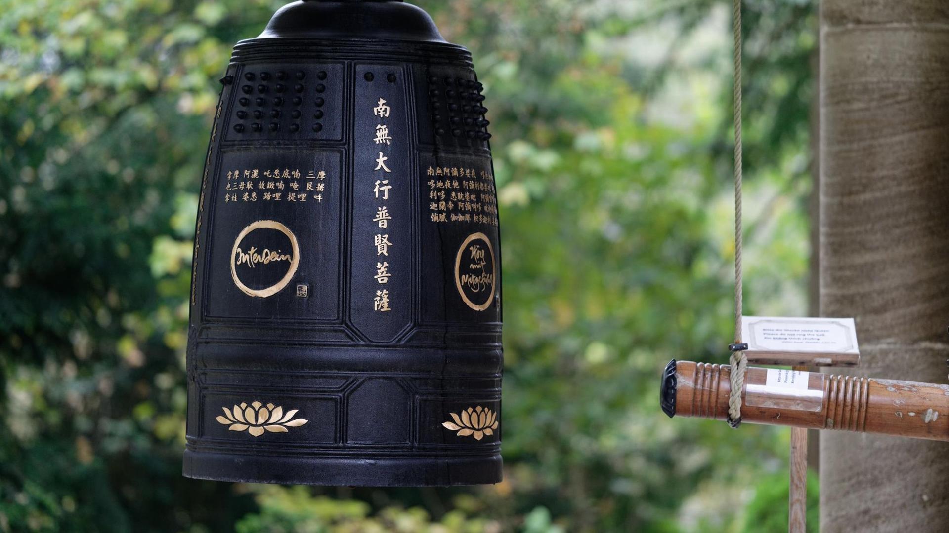 01.11.2019, Nordrhein-Westfalen, Waldbröl: Eine Große Glocke hängt im Garten des Klosters 01.11.2019, Nordrhein-Westfalen, Waldbröl: Eine Große Glocke hängt im Garten des Klosters