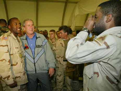 George Bush posiert für ein Erinnerungsfoto von US-Soldaten im Irak.
