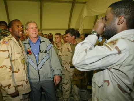 George Bush posiert für ein Erinnerungsfoto von US-Soldaten im Irak. George Bush posiert für ein Erinnerungsfoto von US-Soldaten im Irak.
