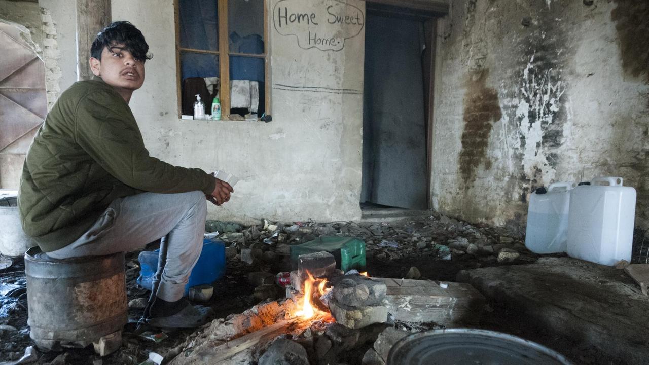Minderjähriger Flüchtling aus Pakistan lebt in einer Ruine wenige Kilometer vor der ungarischen Grenze Minderjähriger Flüchtling aus Pakistan lebt in einer Ruine wenige Kilometer vor der ungarischen Grenze