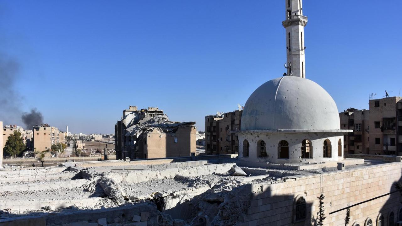 Ein Bild vom 27.11.2015 zeigt eine beschädigte Moschee im Distrikt Masaken Hanano in Ost-Aleppe/Syrien, einen Tag nach der Rückeroberung durch regierungstreue Truppen. Ein Bild vom 27.11.2015 zeigt eine beschädigte Moschee im Distrikt Masaken Hanano in Ost-Aleppe/Syrien, einen Tag nach der Rückeroberung durch regierungstreue Truppen.