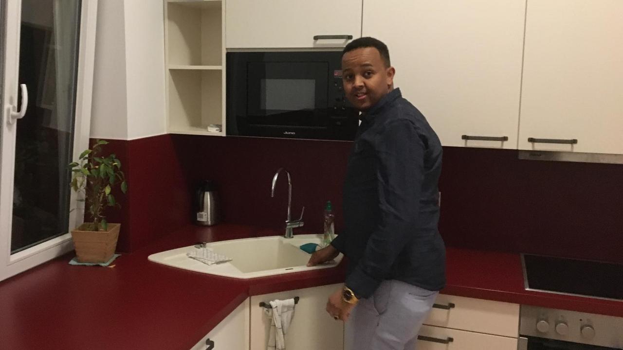 Hamse Abdirahman kam 2013 als unbegleiteter minderjähriger Flüchtling aus Somalia nach Deutschland. Anfang 2018 wohnt er im hessischen Biedenkopf und ist dort im dritten Lehrjahr zum Verfahrensmechaniker.