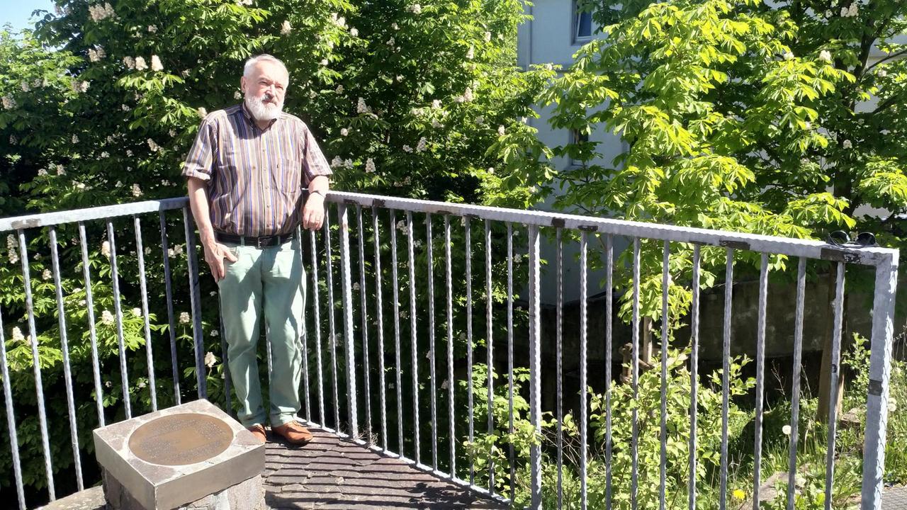 Norbert Schmelzer in der Unteren Wernerstraße 81. Im Hintergrund stand das Haus der Familie Genç. Für jedes Todesopfer wurde eine Kastanie gepflanzt Norbert Schmelzer in der Unteren Wernerstraße 81. Im Hintergrund stand das Haus der Familie Genç. Für jedes Todesopfer wurde eine Kastanie gepflanzt