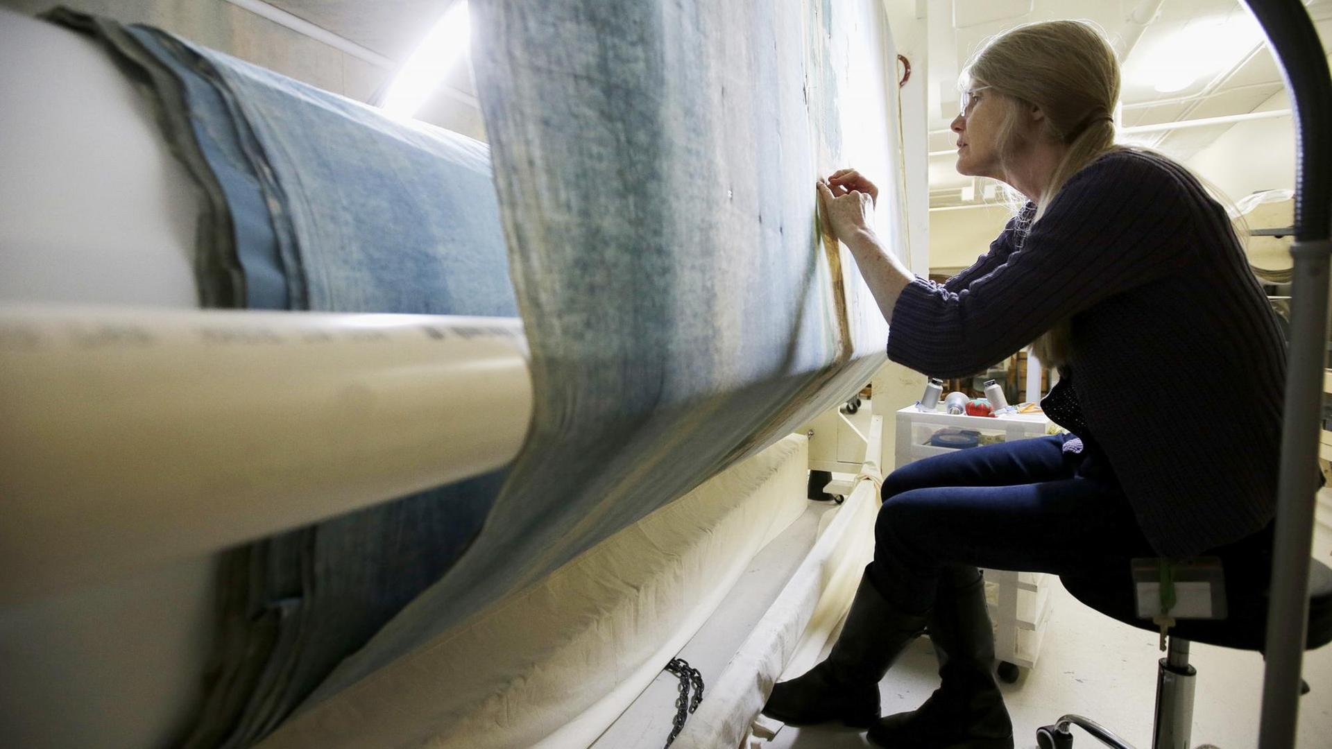Restauratorin Kate Tarleton arbeitet an einem Teil des Gemäldes "Grand Panorama of a Whaling Voyage Round the World" aus dem Jahr 1848 im New Bedford Whaling Museum, in Massachusetts (USA). Restauratorin Kate Tarleton arbeitet an einem Teil des Gemäldes "Grand Panorama of a Whaling Voyage Round the World" aus dem Jahr 1848 im New Bedford Whaling Museum, in Massachusetts (USA).