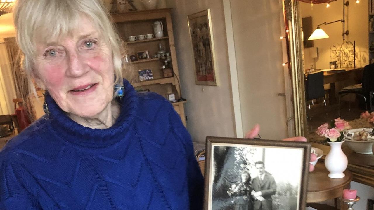 Die niederländische Historikerin Monika Diederichs hält in ihrem Wohnzimmer in Haarlem eine gerahmte Schwarz-Weiß-Fotografie ihrer Eltern in der Hand Die niederländische Historikerin Monika Diederichs hält in ihrem Wohnzimmer in Haarlem eine gerahmte Schwarz-Weiß-Fotografie ihrer Eltern in der Hand