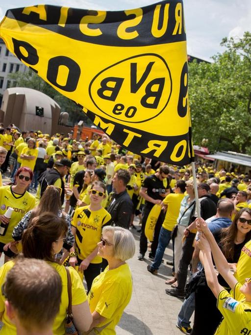 Dortmund-Fans feiern auf dem Breitscheidplatz in Berlin.