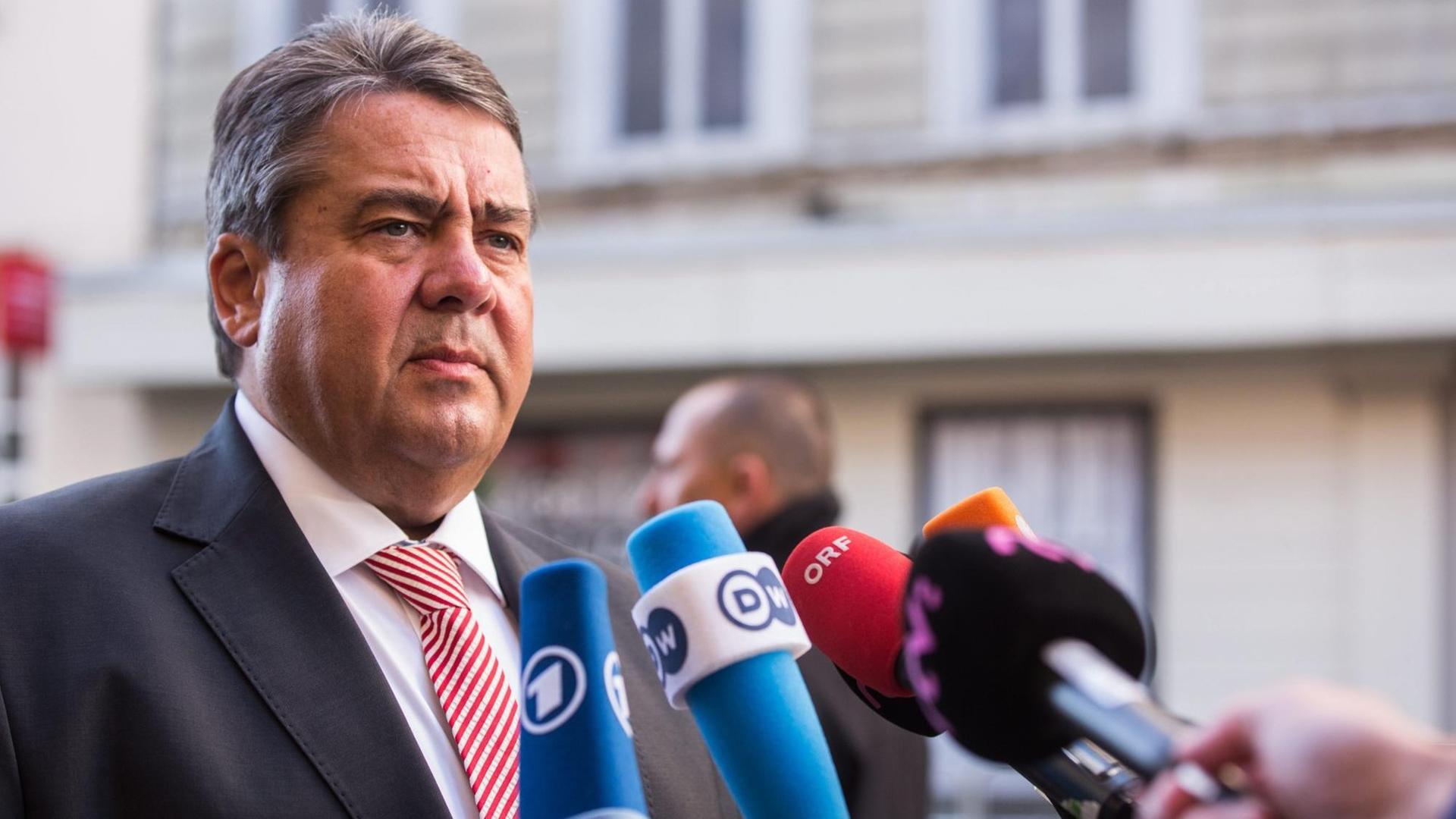 Bundeswirtschaftsminister Sigmar Gabriel (SPD) spricht nach dem Treffen der EU-Wirtschaftsminister in Bratislava in Mikrofone Bundeswirtschaftsminister Sigmar Gabriel (SPD) spricht nach dem Treffen der EU-Wirtschaftsminister in Bratislava in Mikrofone