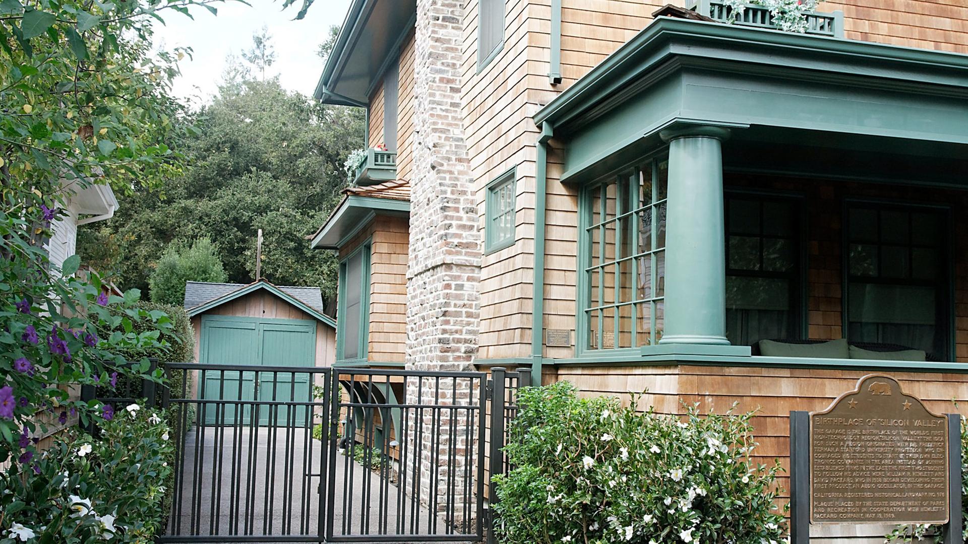 Die ehemalige Garage (l) von William Hewlett und David Packard im Palo Alto, Kalifornien, gilt als Geburtsstätte des High-Tech-Mekkas Silicon Valley (Aufnahme von Oktober 2008). Die ehemalige Garage (l) von William Hewlett und David Packard im Palo Alto, Kalifornien, gilt als Geburtsstätte des High-Tech-Mekkas Silicon Valley (Aufnahme von Oktober 2008).