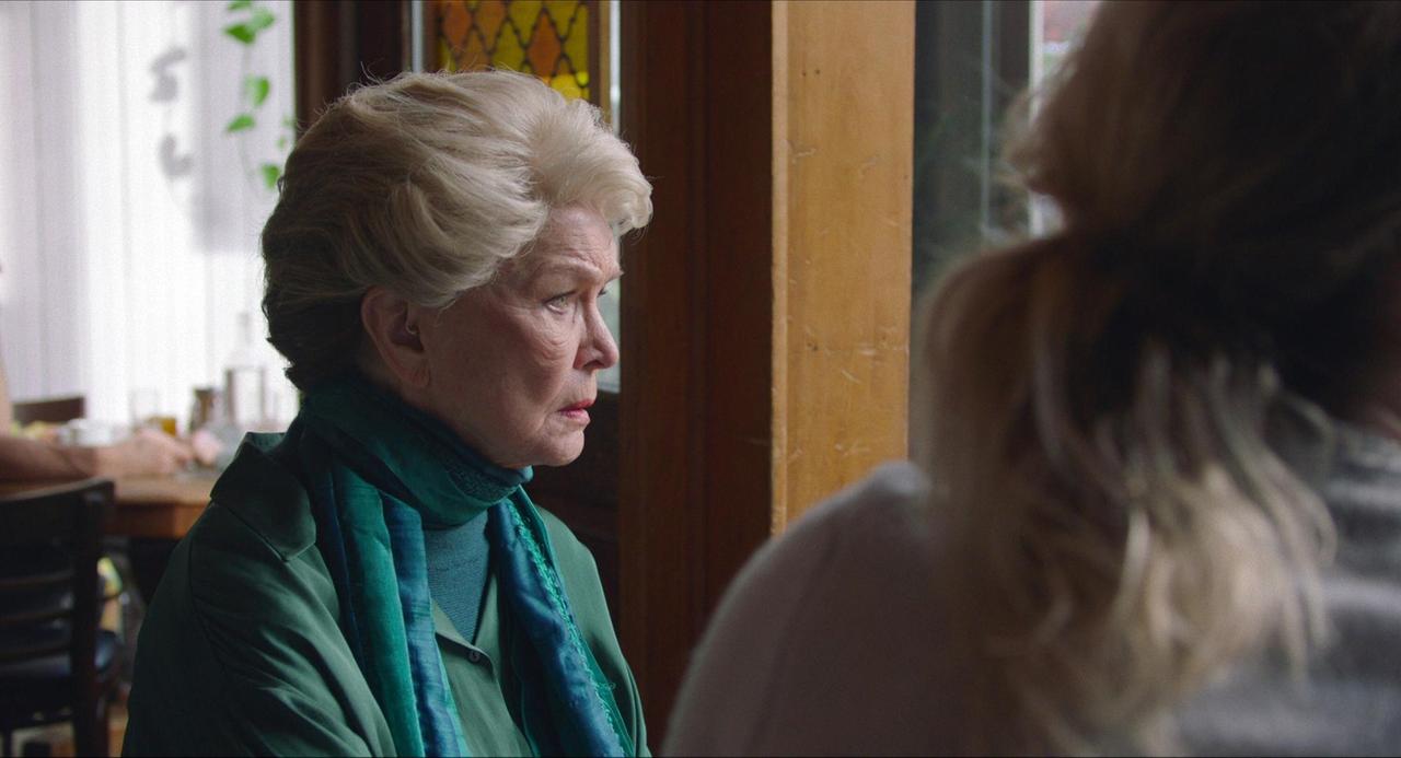 Szene aus dem Film "Pieces of a Woman". Eine ältere und eine jüngere Frau sitzen an einem Tisch. Szene aus dem Film "Pieces of a Woman". Eine ältere und eine jüngere Frau sitzen an einem Tisch.