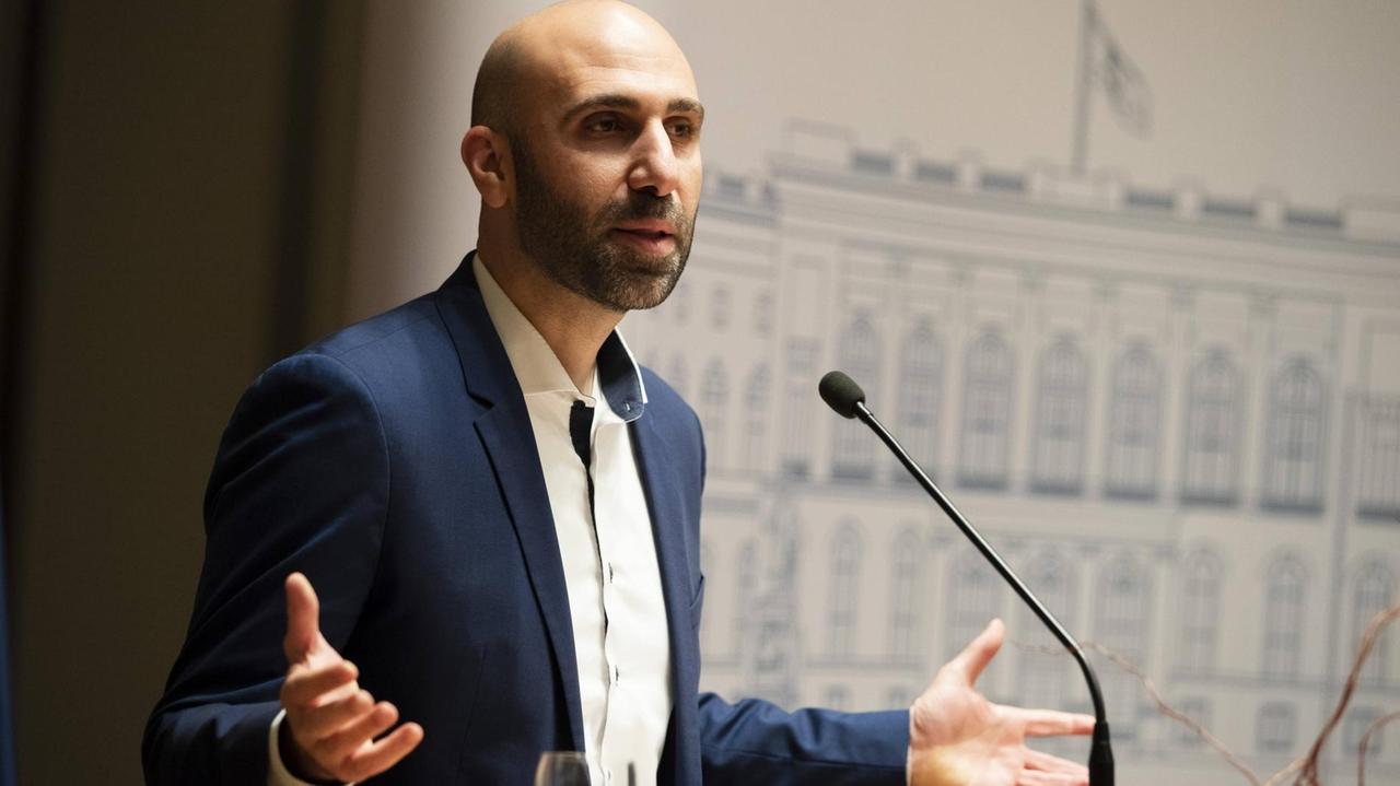Psychologe und Autor Ahmad Mansour während der zentralen Einbürgerungsfeier im Abgeordnetenhaus in Berlin Psychologe und Autor Ahmad Mansour während der zentralen Einbürgerungsfeier im Abgeordnetenhaus in Berlin