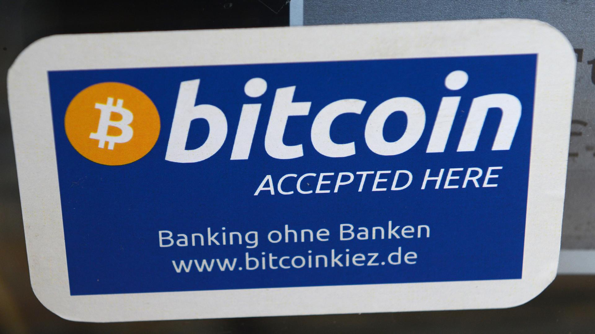 "Bitcoin accepted here" steht an einem Eingang zu einer Bar in Berlin-Kreuzberg. "Bitcoin accepted here" steht an einem Eingang zu einer Bar in Berlin-Kreuzberg.