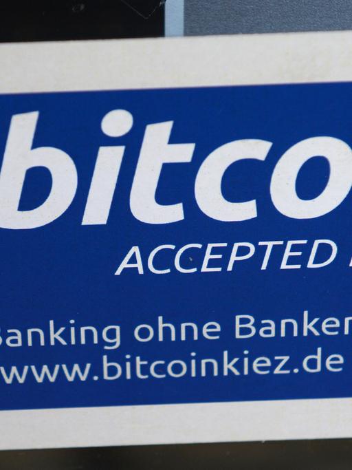 "Bitcoin accepted here" steht an einem Eingang zu einer Bar in Berlin-Kreuzberg.