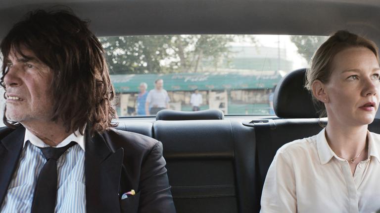 Szene aus dem Film "Toni Erdmann" mit Peter Simonischek und Sandra Hüller, der beim Filmfest München gezeigt wird Szene aus dem Film "Toni Erdmann" mit Peter Simonischek und Sandra Hüller, der beim Filmfest München gezeigt wird