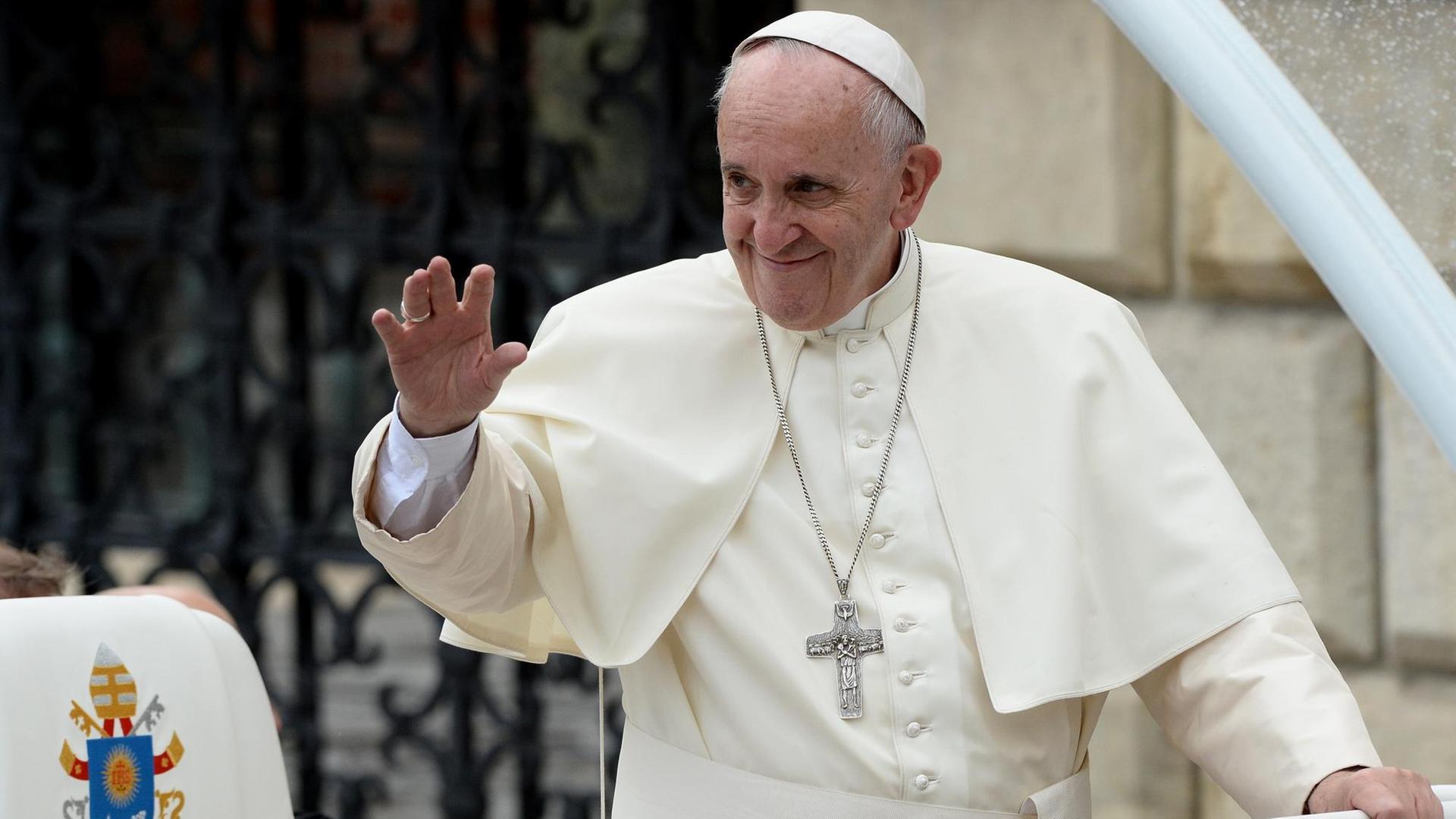 Papst Franziskus bei der Begrüßungszeremonie im Schloss Wawel in Krakau am 27.06.2016. Er hält sich zu einem fünftägigen Besuch anlässlich des Weltjugendtages in Polen auf. Papst Franziskus bei der Begrüßungszeremonie im Schloss Wawel in Krakau am 27.06.2016. Er hält sich zu einem fünftägigen Besuch anlässlich des Weltjugendtages in Polen auf.