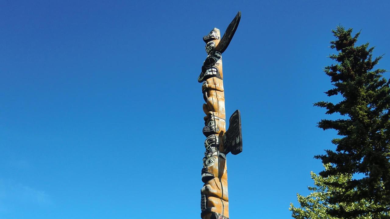 Im Yukon stehen viele Totempfähle - hier ein antiker Totempfahl bei Whitehorse. Im Yukon stehen viele Totempfähle - hier ein antiker Totempfahl bei Whitehorse.