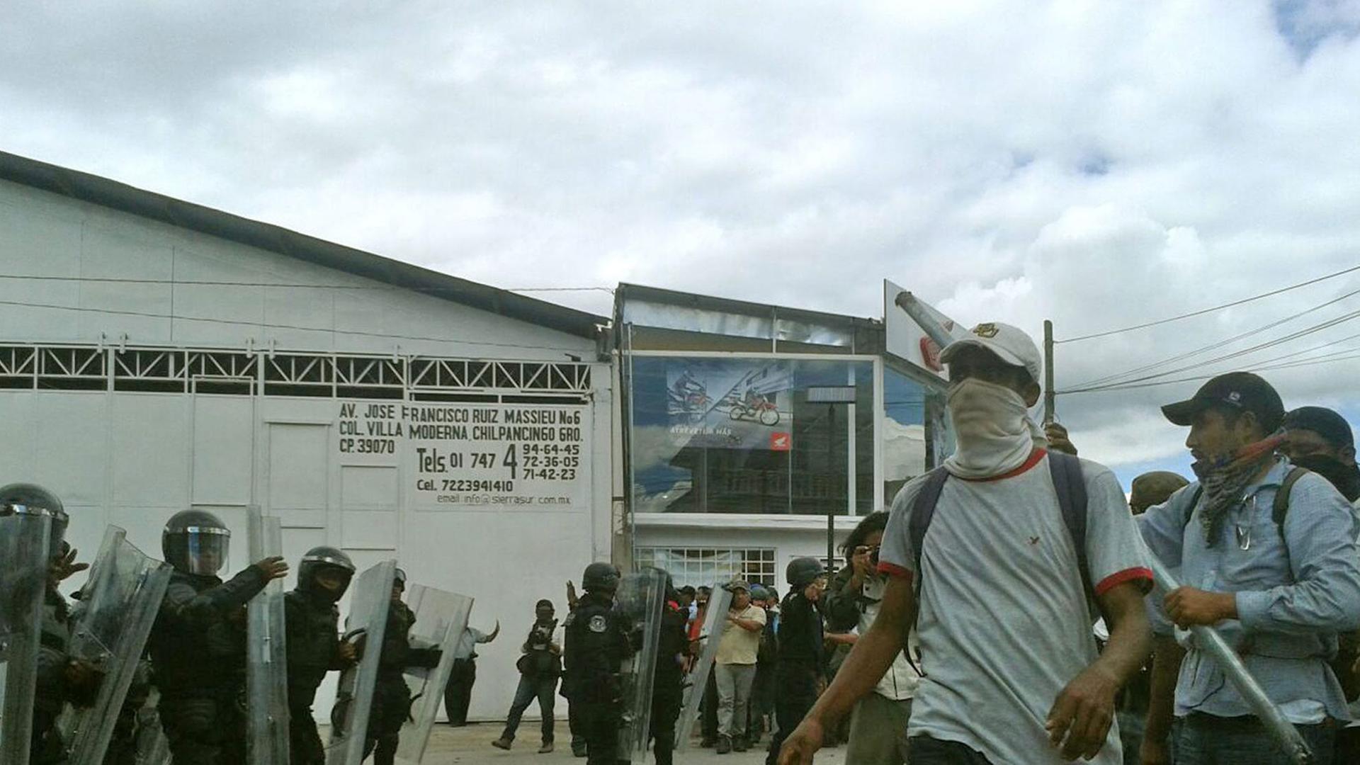 Nach dem mutmaßlichen Mord an Dutzenden Studenten dauern in Mexiko Proteste an, hier in der Provinzhauptstadt Chilpancingo. Nach dem mutmaßlichen Mord an Dutzenden Studenten dauern in Mexiko Proteste an, hier in der Provinzhauptstadt Chilpancingo.