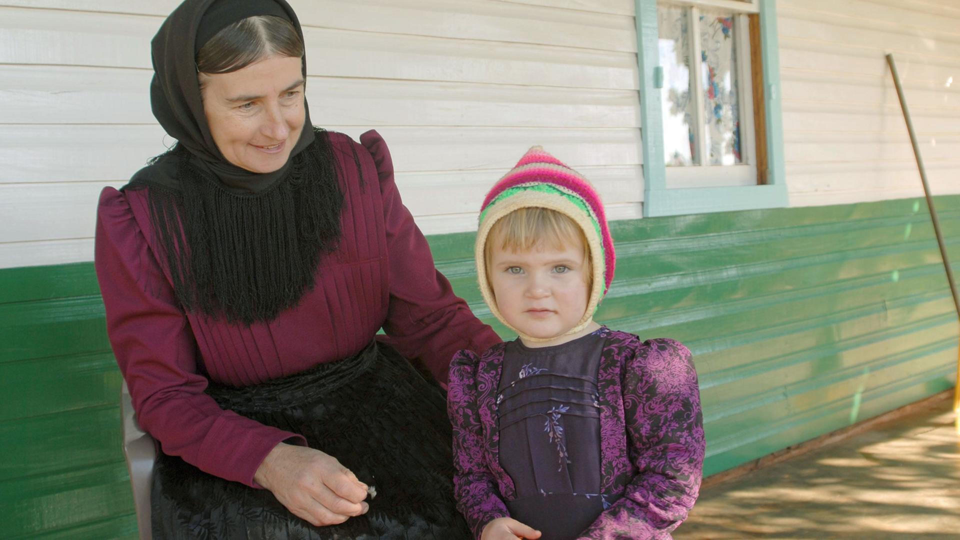 Eine Mutter mit ihrem Kind in einer Mennonitenkolonie in Paraguay, aufgenommen am 18.7.2007 Eine Mutter mit ihrem Kind in einer Mennonitenkolonie in Paraguay, aufgenommen am 18.7.2007