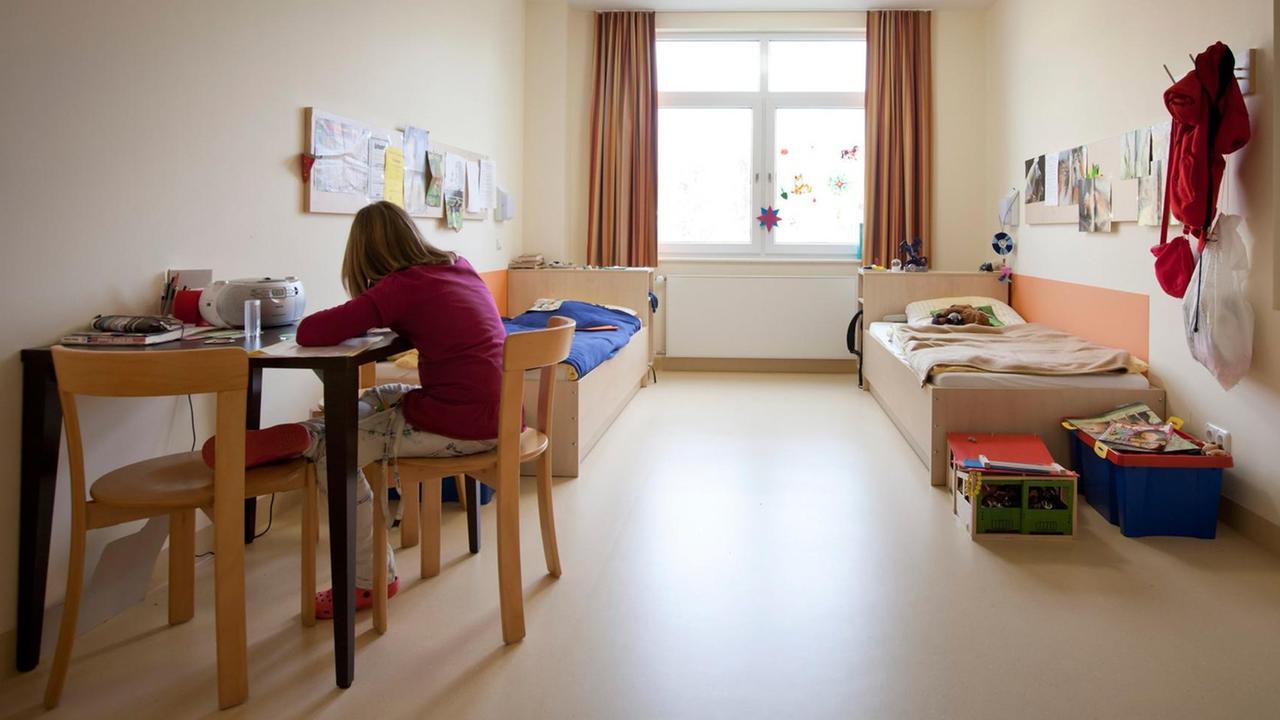 Eine Patientin der Kinder- und Jugendpsychiatrie Stadtroda sitzt in ihrem Zimmer und hat dem Betrachter den Rücken zugewandt. Eine Patientin der Kinder- und Jugendpsychiatrie Stadtroda sitzt in ihrem Zimmer und hat dem Betrachter den Rücken zugewandt.