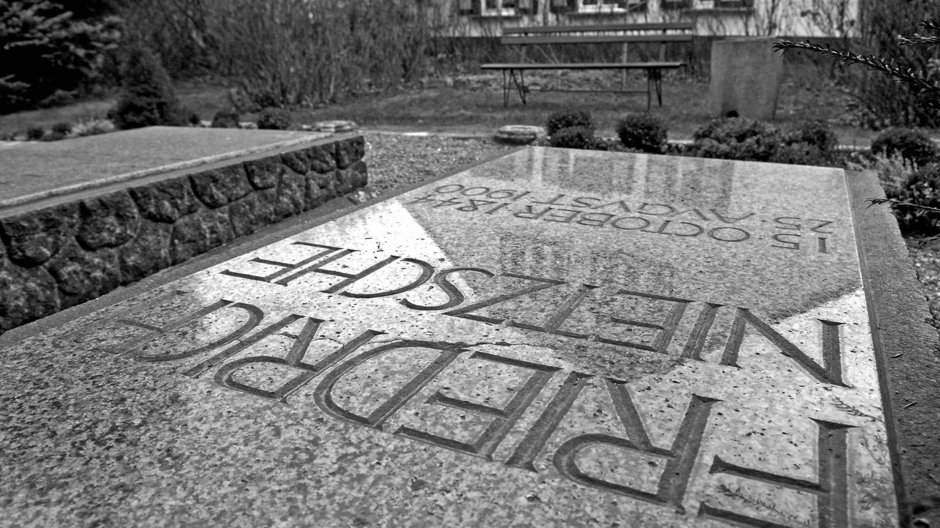 Das Grab von Friedrich Nietzsche auf dem Gelände der Gedenkstätte des Philosophen und Philologen in Röcken.