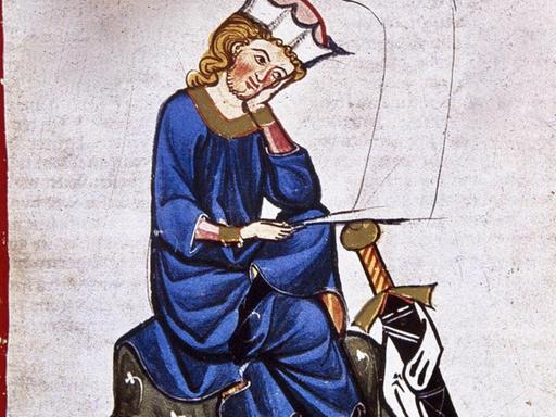 Die Zeichnung zeigt einen Mann mit langem blauen Mantel, der auf einem Stein sitzend sinniert, neben ihm ein Schwert in die Erde gerammt.