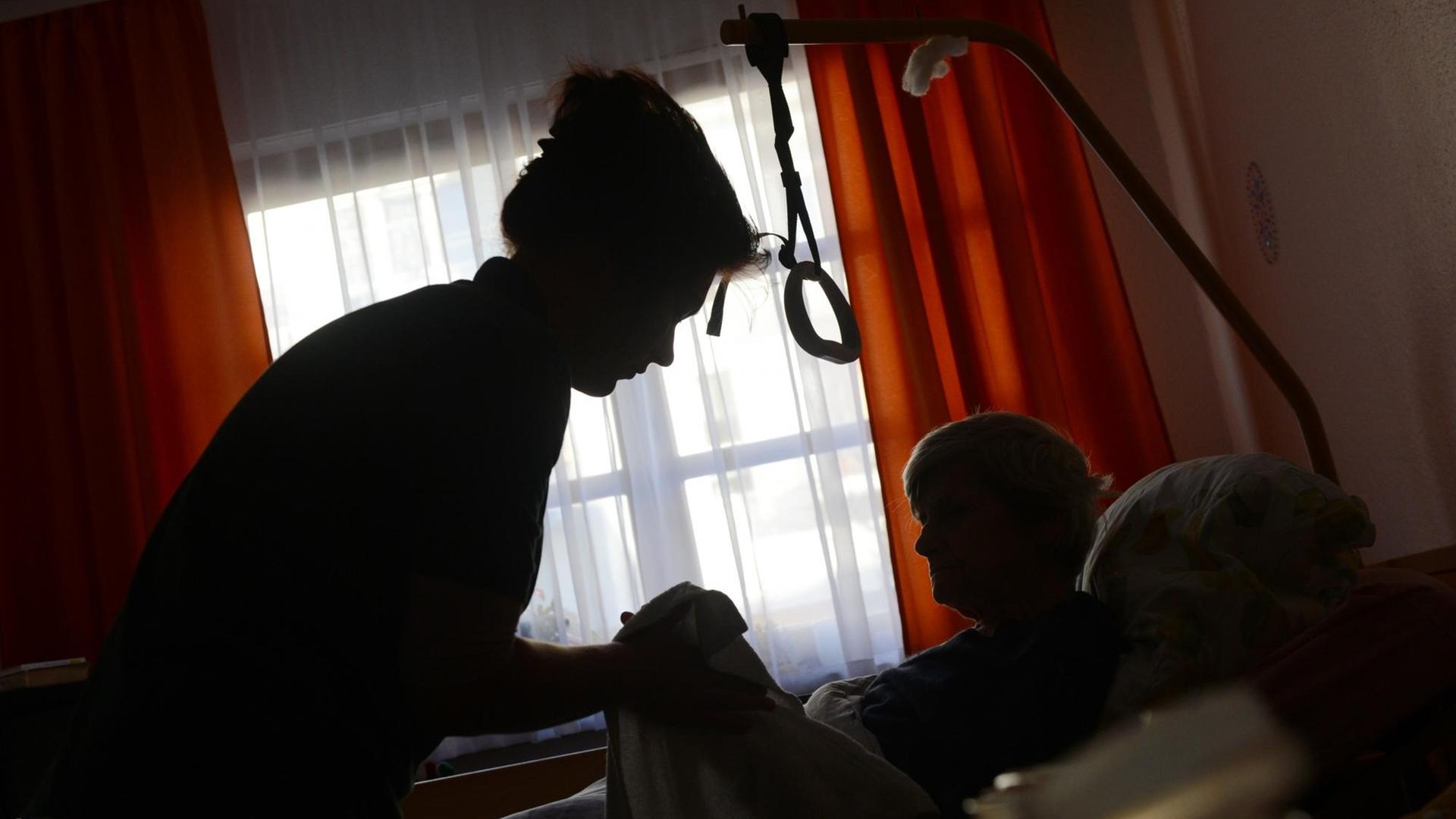 Eine Frau wird in einem Seniorenheim von einer Pflegerin betreut. Eine Frau wird in einem Seniorenheim von einer Pflegerin betreut.