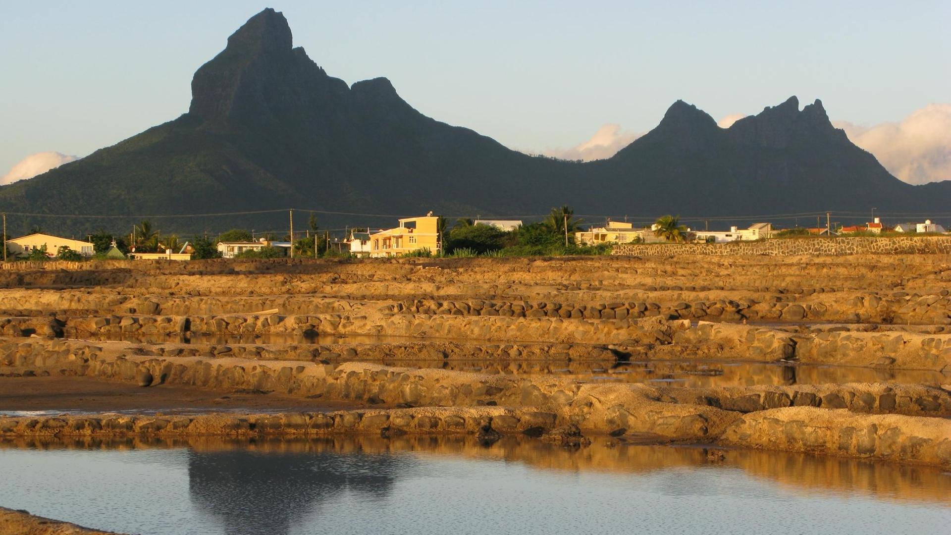 Salinenbecken zur Salzgewinnung an der Straße zwischen Tamarin und Grande Riviere Noire auf Mauritius, aufgenommen am 08.04.2008.