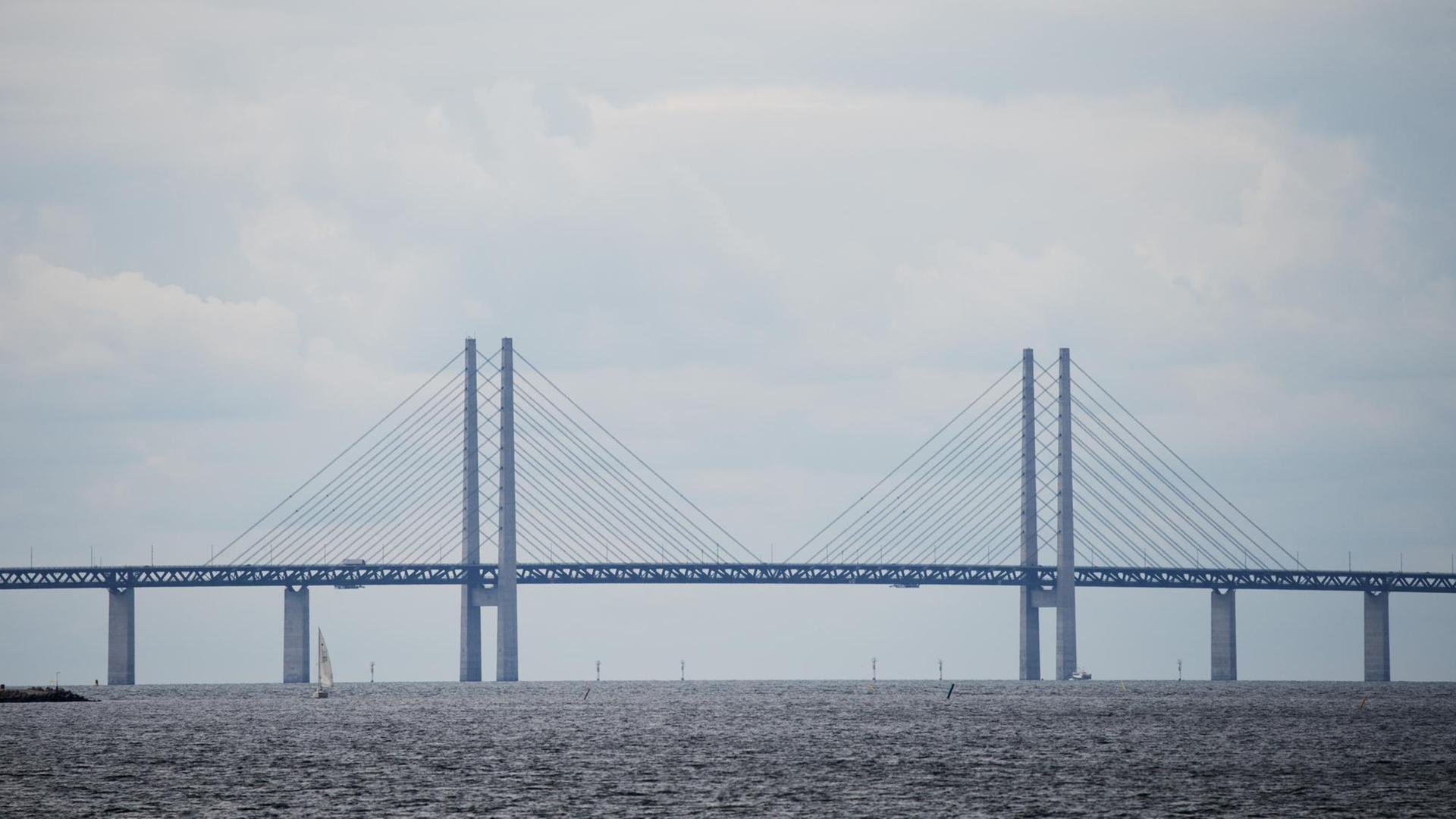 Die Öresundbrücke von Malmö (Schweden) aus gesehen.